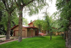 Front Yard - Aspen Rental Homes